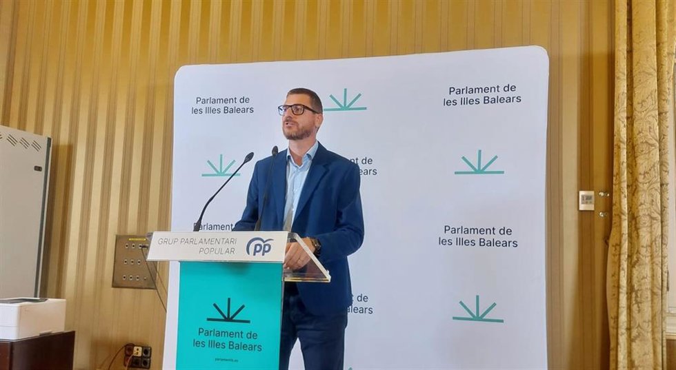 Archivo - El portavoz del PP en el Parlament, Sebasti Sagreras, durante una rueda de prensa. Archivo.