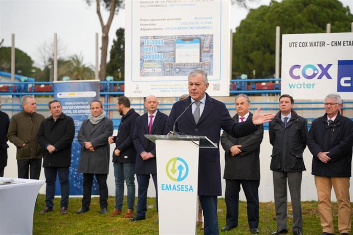 El alcalde informa de la nueva planta de preozonización en El Carambolo para asegurar la calidad del agua incluso en periodos de sequía.