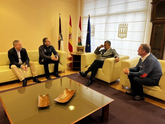 El alcalde Conrado Escobar, recibe a Daniel León Pérez, nuevo director técnico y jefe del Parque Municipal de Bomberos de Logroño