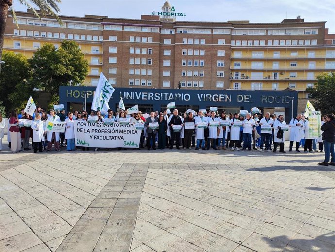 Concentración del SMA y el Consejo Andaluz de Colegios de Médicos a las puertas del Virgen del Rocío.