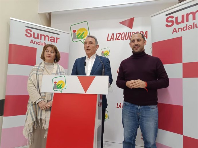 Enrique Santiago (centro), entre los dirigentes de IU en Córdoba Irene Ruiz y Sebastián Pérez.