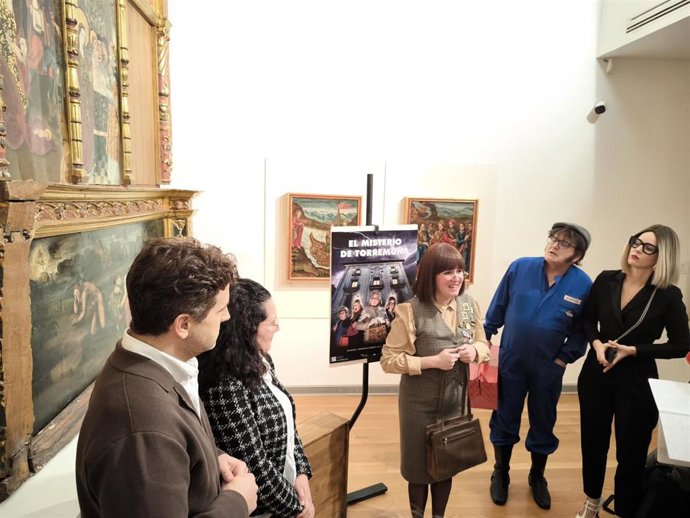 El director general de Cultura, Roberto Iturriaga, y la directora del Museo de La Rioja, Rocío Coletes, presentan ,junto a Sapo Producciones, 'El misterio de Torremuña', un programa de juegos inmersivos en el Museo de La Rioja