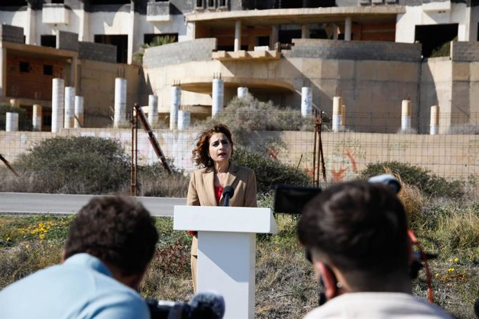 La vicepresidenta primera del Gobierno, María Jesús Montero, atiende a los medios en Carboneras (Almería).