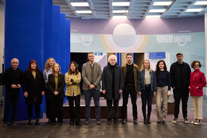 El director general de Cultura, Ignacio Apezteguía, con las personas asistentes a la presentación .