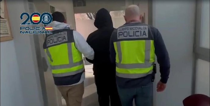 Imagen del detenido conducido por los agentes