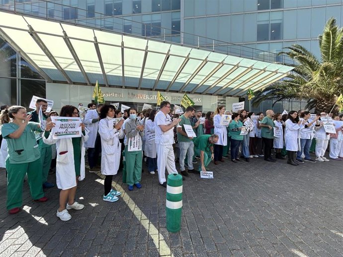 Concentración de médicos a las puertas del HUC para protestar contra el Estatuto Marco del Ministerio de Sanidad