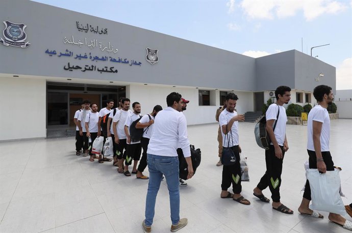 Archivo - TRIPOLI, July 25, 2024  -- Migrants leave the Deportation Office of the Libyan Illegal Immigration Control Department in Tripoli, Libya, on July 25, 2024. The Illegal Migration Control Department of Libya on Thursday deported more than 700 illeg