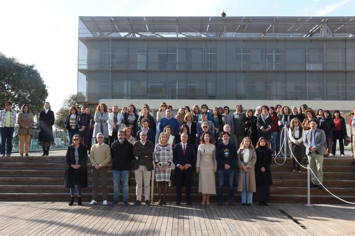 Minuto de silencio en recuerdo de Lina, la mujer de 48 años vecina de Benalmádena pueblo, que fue hallada muerta este domingo tras el que el Gobierno ya ha confirmado como primer crimen machista en Andalucía en lo que va de 2025.