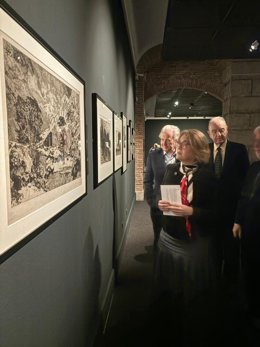 La delegada de Cultura, Turismo y Deporte, Marta Rivera de la Cruz, ha presentado este lunes en el Patio de Esculturas de la Academia esta exposición que recorre la evolución del aguafuerte