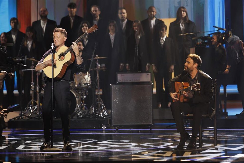 El cantante Alejandro Sanz durante la gala de entrega de la 39 edición de los Premios Goya, en el Palacio de Exposiciones y Congresos de Granada