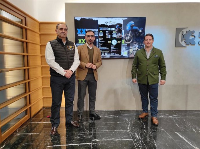 Romero (centro) en la presentación de la XX Concentración Mototurística de Puente Genil.