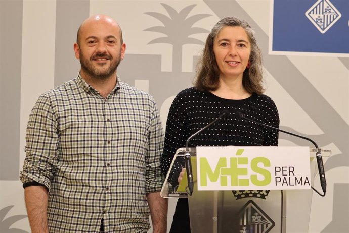 La portavoz de MÉS per Palma, Neus Truyol, y el regidor de la formación, Miquel Àngel Contreras, en una rueda de prensa.