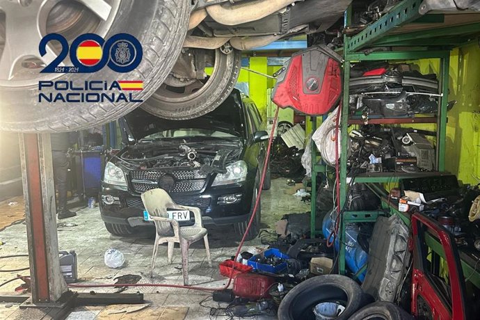 Interior del taller clandestino desmantelado en La Línea.