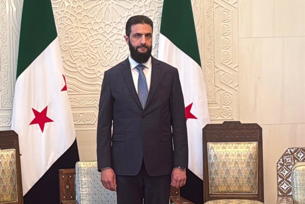Archivo - El líder del grupo yihadista Hayat Tahrir al Sham (HTS) y presidente de transición de Siria, Ahmed al Shara, en un acto oficial en Damasco (archivo)