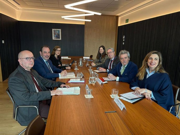 El conseller de Justicia, Ramon Espadaler, y la directora de Dret, Entitats Jurídiques i Mediació, Imma Barral, con el decano del Colegio de Registradores, Vicente García-Hinojal y otros representantes de la Junta de Gobierno