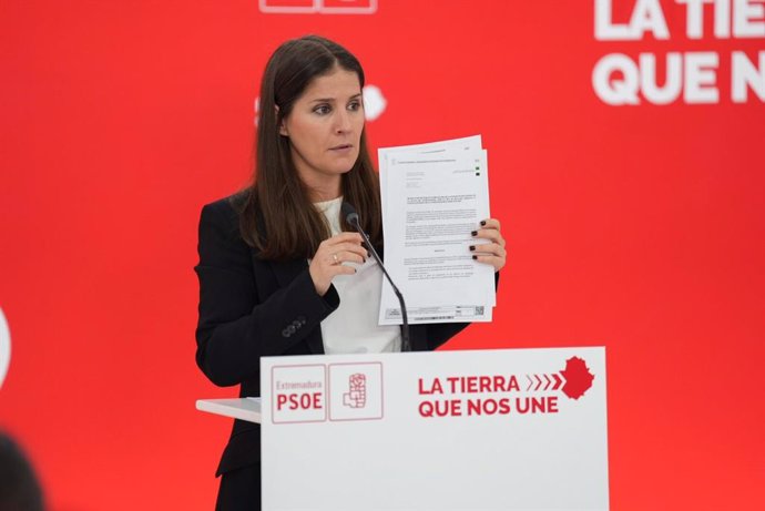 La portavoz del PSOE de Extremadura, Isable Gil Rosiña, muestra el acuerdo del Consejo de Gobierno de la Junta en 2023 en el que valida la cuenta general de 2022.