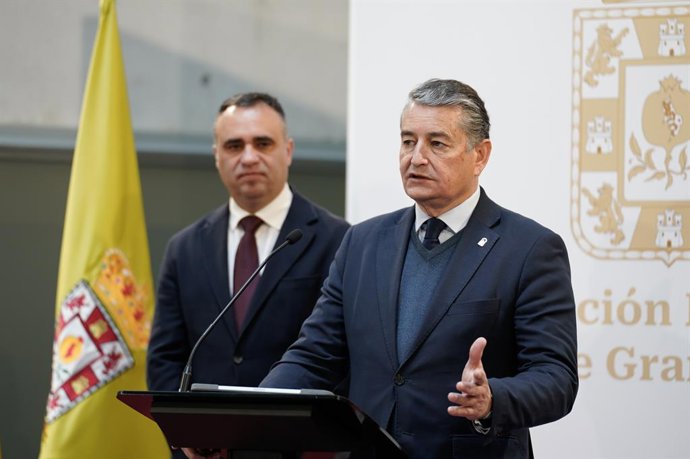 El consejero de la Presidencia, Interior, Diálogo Social y Simplificación Administrativa de la Junta de Andalucía, Antonio Sanz, y el presidente de la Diputación de Granada, Francisco Rodríguez, durante la presentación de ADEL en Granada. 