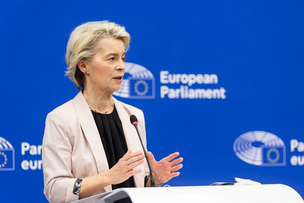 Archivo - La presidenta de la Comisión Europea, Ursula von der Leyen, durante una comparecencia ante la prensa en la sede del Parlamento Europeo (archivo)