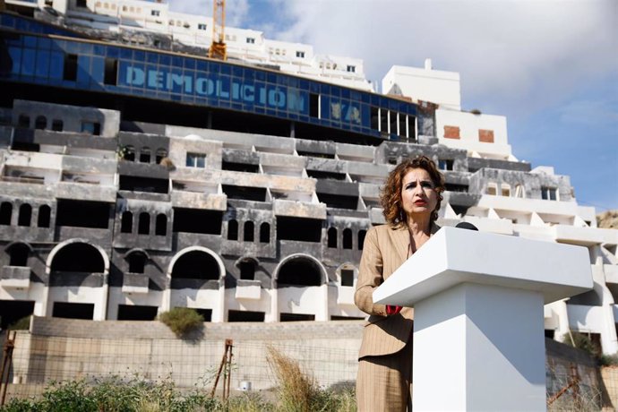 La vicepresidenta primera y ministra de Hacienda, María Jesús Montero, interviene durante la rueda de prensa frente al hotel ilegal  de El Algarrobico (Almería) este lunes.
