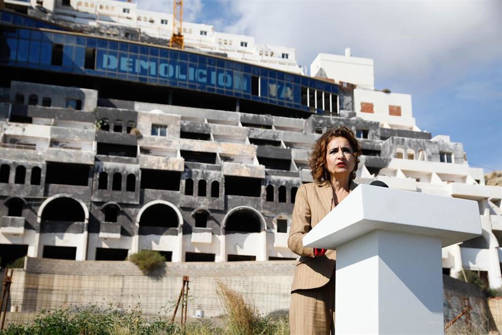 La vicepresidenta primera y ministra de Hacienda, María Jesús Montero, interviene durante la rueda de prensa frente al hotel ilegal  de El Algarrobico (Almería) este lunes.