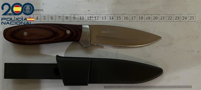 El cuchillo intervenido al detenido.