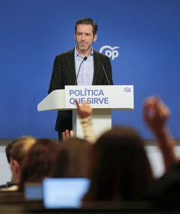 El portavoz de PP, Borja Sémper, ofrece una rueda de prensa en la sede del PP.