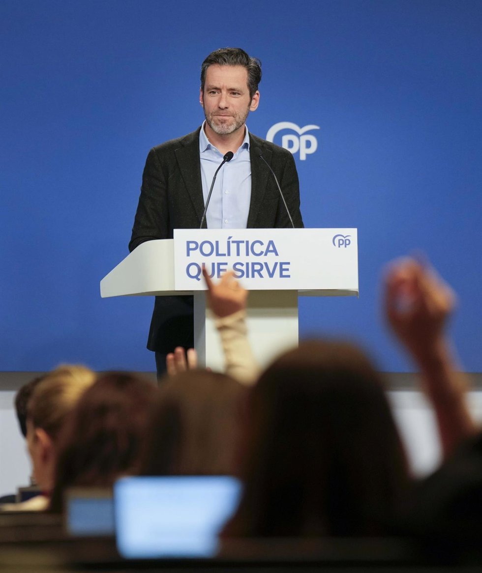 El portavoz de PP, Borja Sémper, ofrece una rueda de prensa en la sede del PP.
