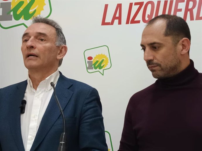 Enrique Santiago (izda.), junto al coordinador de IU Córdoba, Sebastián Pérez.
