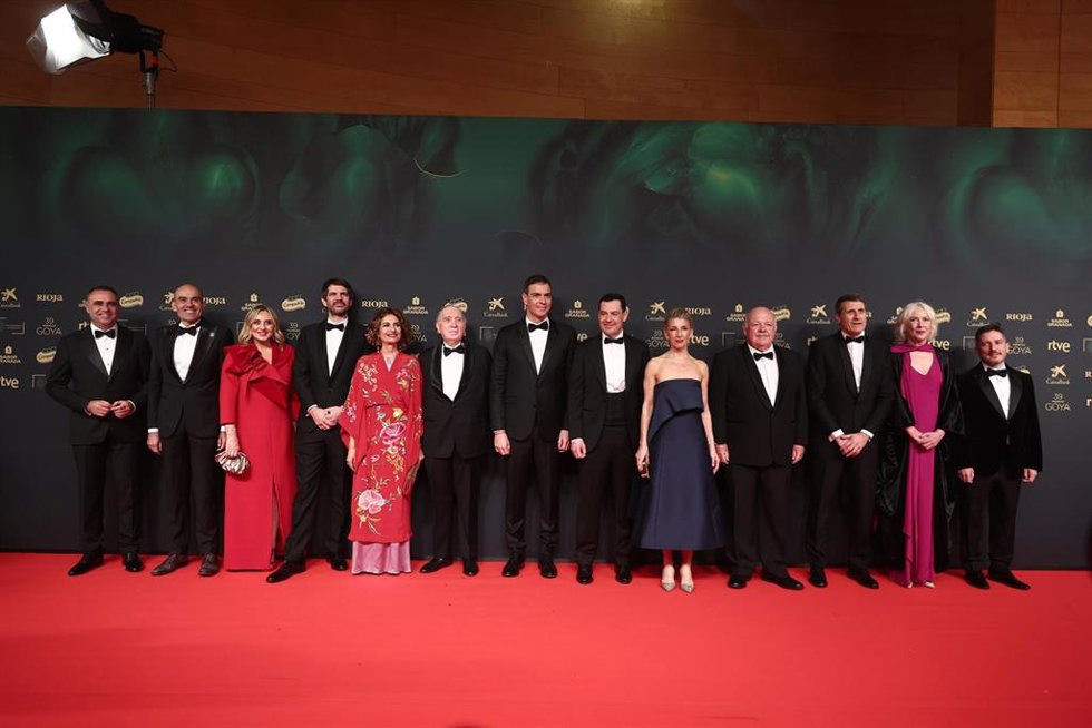 Foto de familia de las autoridades en la alfombra roja de la 39 edición de los Premios Goya, en el Palacio de Exposiciones y Congresos de Granada, el pasado sábado
