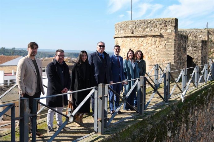 El consejero de Turismo y Andalucía Exterior de la Junta de Andalucía, Arturo Bernal, en su visita al Castillo de los Guzmanes de Niebla (Huelva).