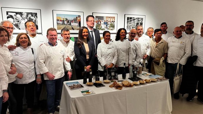 Lozabo con chefs participantes en la Asamblea Autonómica de EuroToques