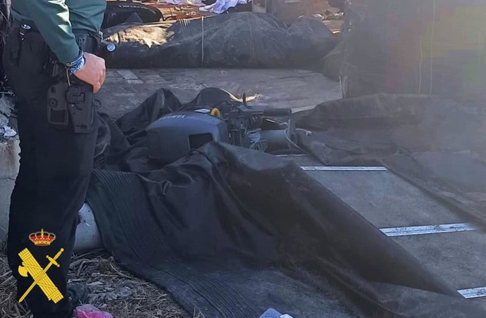 Una de las embarcaciones neumáticas intervenidas por la Guardia Civil en el polígono Zanja Nueva de Adra (Almería).