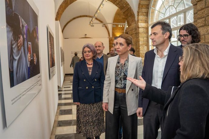La presidenta de la Diputación de Cádiz, Almudena Martínez, visita la exposición 'Fotocrónica 2024', en el Palacio Provincial.