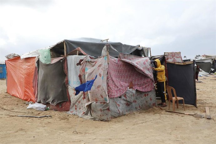 Palestinos en una tienda de campaña improvisada en la ciudad de Jan Yunis, en el sur de la Franja de Gaza (archivo)