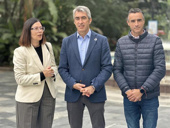 El portavoz del PSOE en la Mancomunidad de Municipios de la Costa del Sol Occidental, Víctor Navas, ha criticado, junto a la diputada nacional y portavoz socialista en Marbella Isabel Pérez, un incremento en la tarifa de basura.