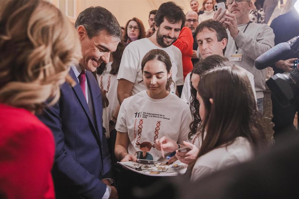 Pedro Sánchez visita la II Feria de la Niña y la Mujer en la Ciencia
