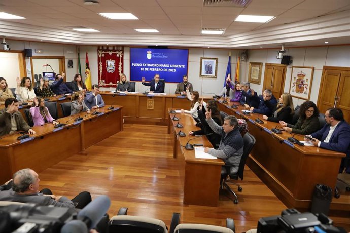 PP, PSOE e IU han respaldado el manifiesto aprobado en el Pleno de Benalmádena tras el crimen machista de Lina.