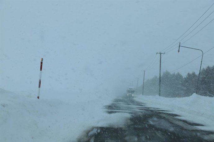 Una carretera cubierta por intensas nevadas a las afueras de Sapporo, Hokkaido, Japón