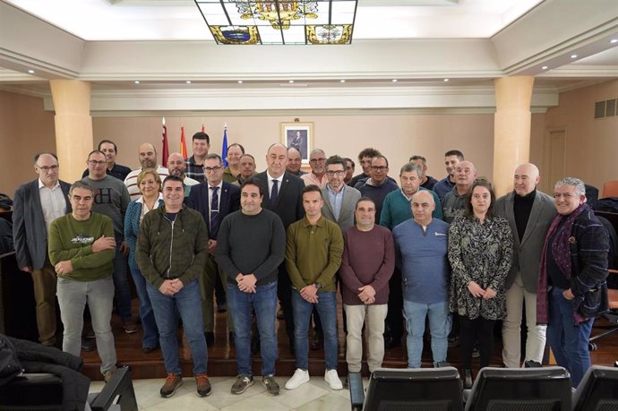 El presidente de la Diputación, Miguel Ángel de Vicente (centro), con diputados, técnicos y el nuevo personal auxiliar de carreteras.