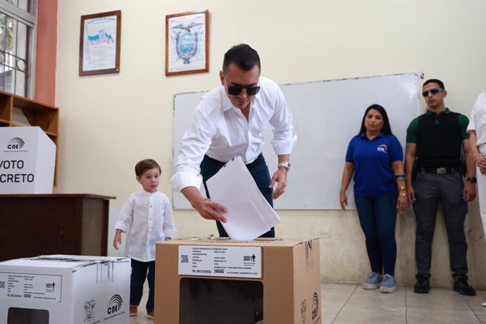 El presidente de Ecuador, Daniel Noboa, deposita su voto en las elecciones del 9 de febrero