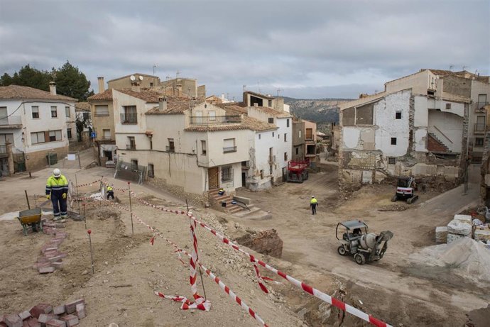 Obreros Trabajando En La Reconstrucción De Letur.