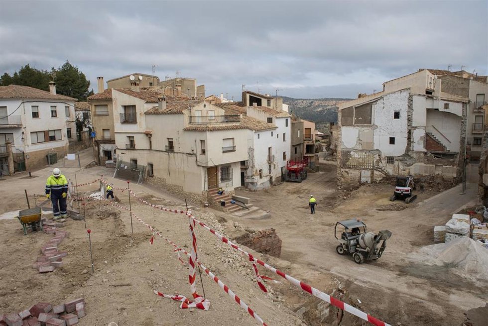 Obreros Trabajando En La Reconstrucción De Letur.