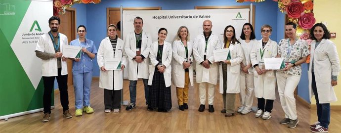 Personal del Área de Gestión Sanitaria Sur de Sevilla posando tras el reconocimiento