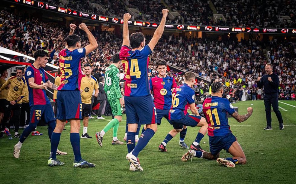Los jugadores del FC Barcelona celebran con Hansi Flick el triunfo en la Supercopa de España 2025