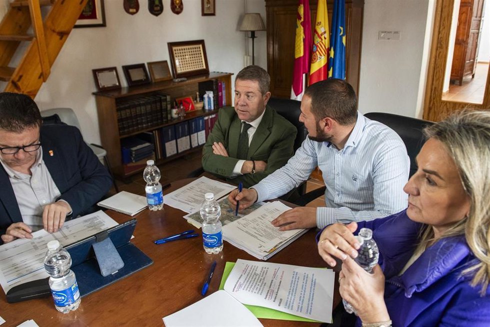 El alcalde de Letur (Albacete), Sergio Marín, con el presidente regional, Emiliano García-Page.