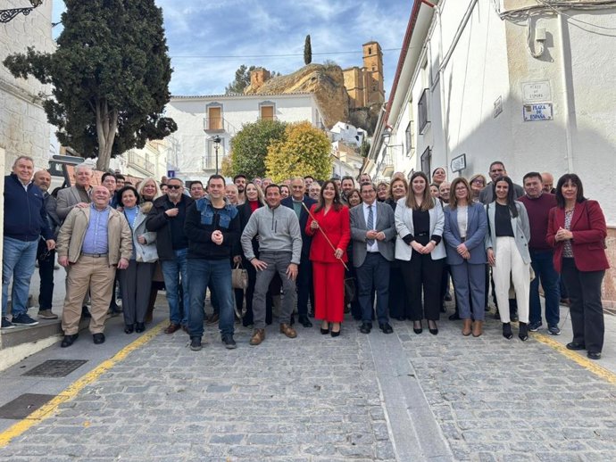 Foto de familia de cargos del PSOE con la alcaldesa de Montefrío, Remedios Gámez, en el centro en la imagen