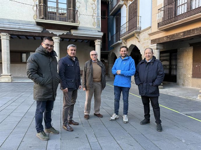 De izquierda a derecha, Roque Vicente, José Antonio Lagüens, Eugenio López, Isaac Claver y Mariano Trumo en la plaza Mayor de Graus.