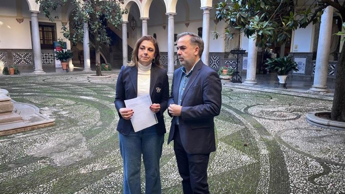 Los concejales del PSOE de Granada Raquel Ruz y Jacobo Calvo