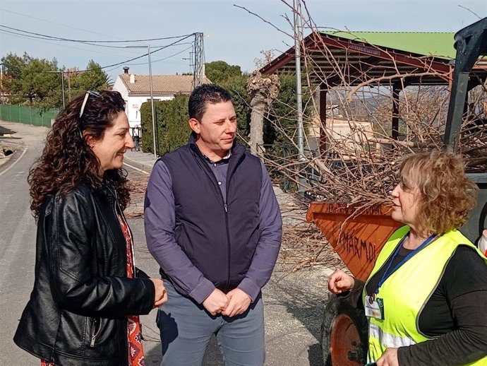 Ana Mata (d) conoce en El Mármol actuaciones enmarcadas en el plan Andalucía Activa.