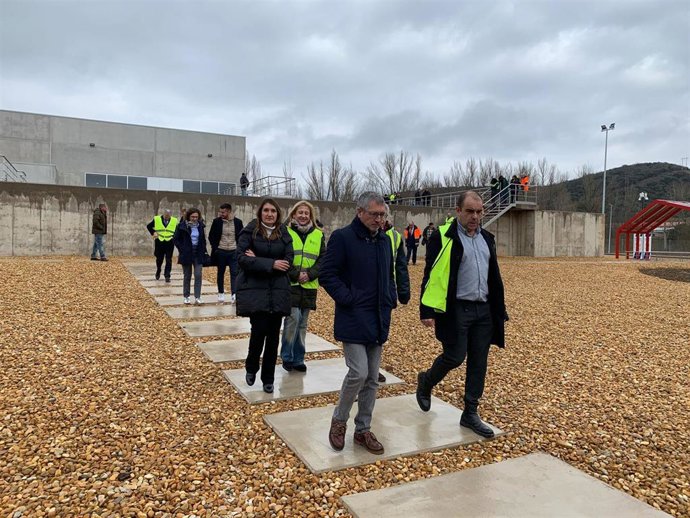 Morám y al consejera en la visita a la nueva depuradora de Soria.